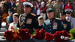 Челябинцы возложили цветы к мемориалу «Вечный огонь» на Аллее Славы