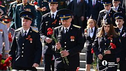Челябинцы возложили цветы к мемориалу «Вечный огонь» на Аллее Славы