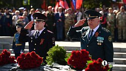 Челябинцы возложили цветы к мемориалу «Вечный огонь» на Аллее Славы
