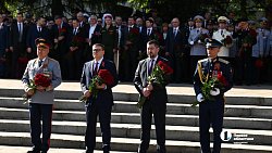Челябинцы возложили цветы к мемориалу «Вечный огонь» на Аллее Славы