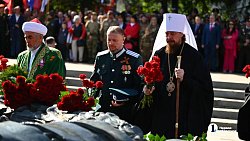 Челябинцы возложили цветы к мемориалу «Вечный огонь» на Аллее Славы