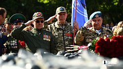 Челябинцы возложили цветы к мемориалу «Вечный огонь» на Аллее Славы