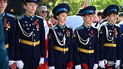 Челябинцы возложили цветы к мемориалу «Вечный огонь» на Аллее Славы