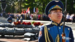 Челябинцы возложили цветы к мемориалу «Вечный огонь» на Аллее Славы
