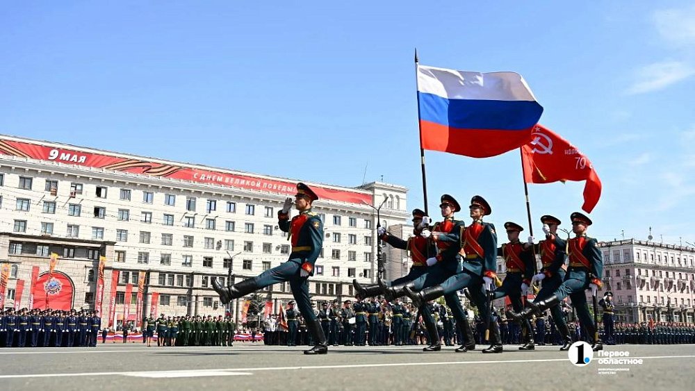 В Челябинске торжественное построение войск завершилось массовым исполнением «Дня Победы»