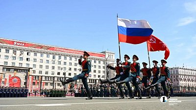 В Челябинске торжественное построение войск завершилось массовым исполнением «Дня Победы»