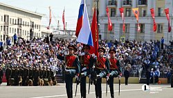 В Челябинске торжественное построение войск завершилось массовым исполнением «Дня Победы»