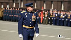 В Челябинске торжественное построение войск завершилось массовым исполнением «Дня Победы»