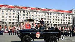 В Челябинске торжественное построение войск завершилось массовым исполнением «Дня Победы»
