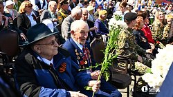 В Челябинске торжественное построение войск завершилось массовым исполнением «Дня Победы»