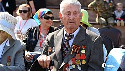 В Челябинске торжественное построение войск завершилось массовым исполнением «Дня Победы»