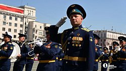 В Челябинске торжественное построение войск завершилось массовым исполнением «Дня Победы»
