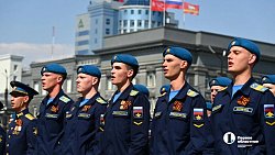 В Челябинске торжественное построение войск завершилось массовым исполнением «Дня Победы»