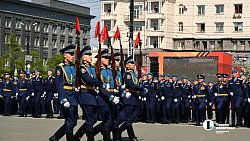 В Челябинске торжественное построение войск завершилось массовым исполнением «Дня Победы»