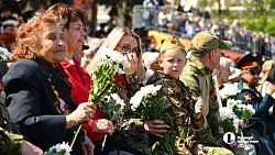 В Челябинске торжественное построение войск завершилось массовым исполнением «Дня Победы»