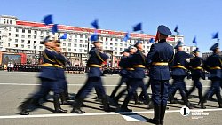 В Челябинске торжественное построение войск завершилось массовым исполнением «Дня Победы»