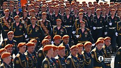 В Челябинске торжественное построение войск завершилось массовым исполнением «Дня Победы»