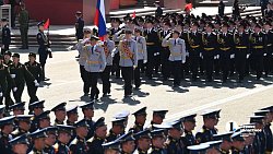 В Челябинске торжественное построение войск завершилось массовым исполнением «Дня Победы»