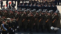 В Челябинске торжественное построение войск завершилось массовым исполнением «Дня Победы»