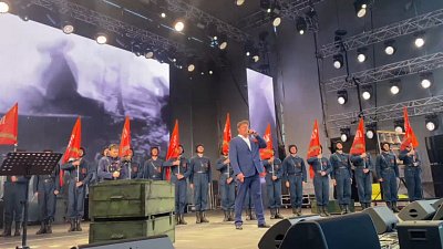 Челябинцы собрались на концерт на площадке возле торгового центра