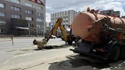 В центре Челябинска ограничили движение из-за провала асфальта