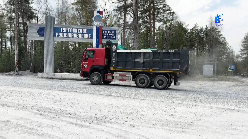 В Миассе наладили борьбу с пылью на дороге к Тургоякскому рудоуправлению