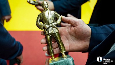 Статуэтки Путина вручили двум спортсменам на Фестивале борьбы в Челябинске