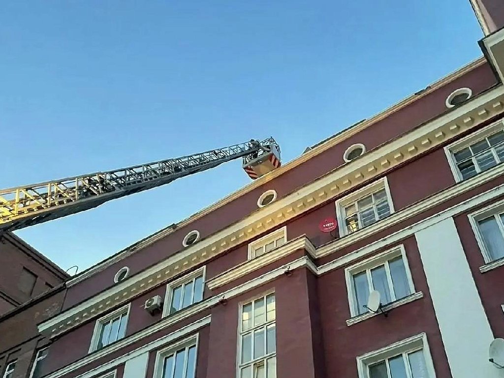 Четырех подростков сняли с крыши шестиэтажки в центре Челябинска