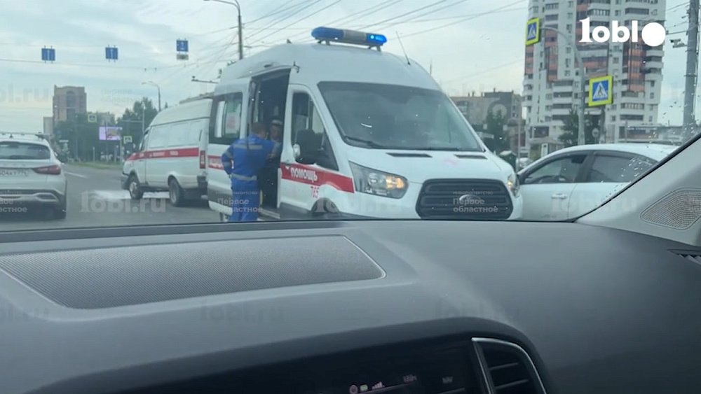 В Челябинске скорая с пациентом столкнулась с пазиком