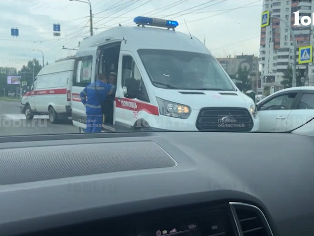 В Челябинске скорая с пациентом столкнулась с пазиком