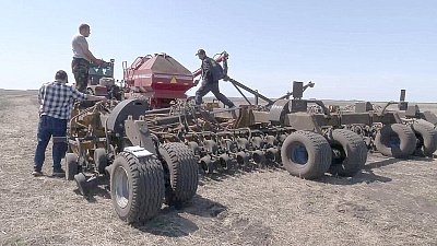 Аграриям Челябинской области в посевной кампании помогают местные сеялки