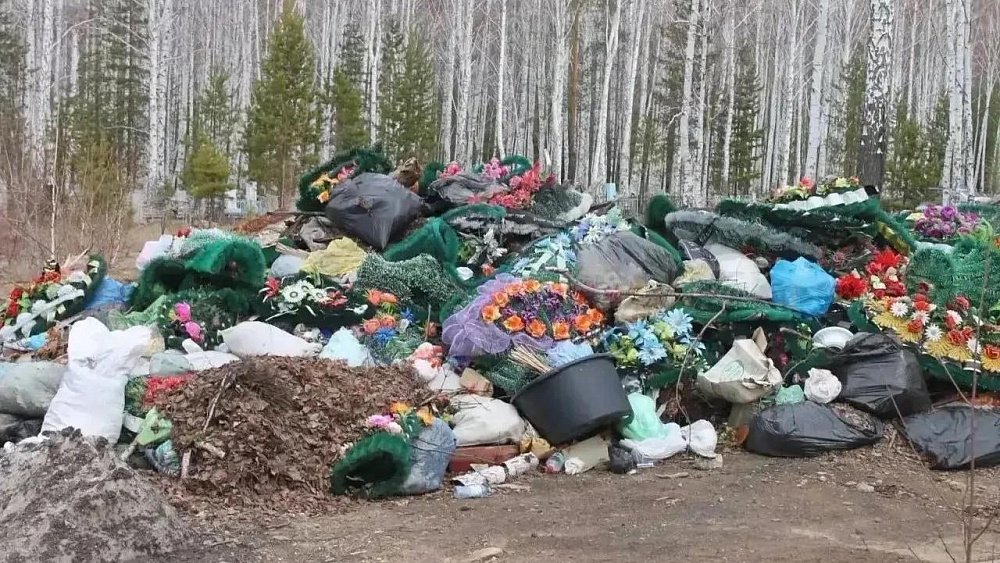 Стихийная свалка образовалась на кладбище в Копейске