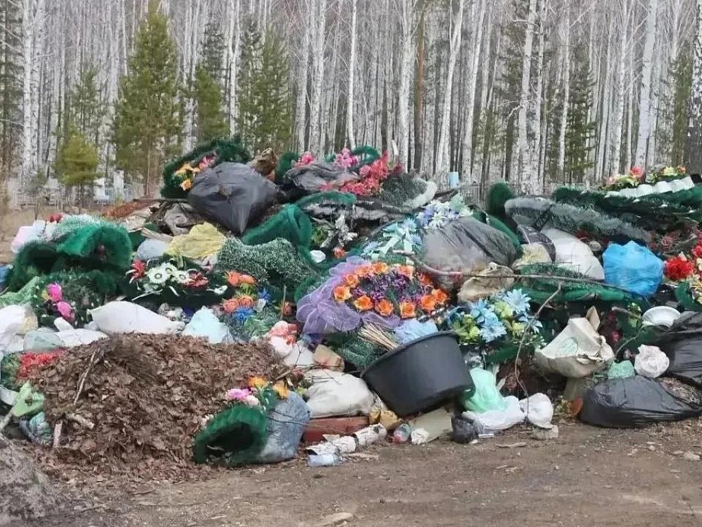 Стихийная свалка образовалась на кладбище в Копейске