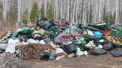 Стихийная свалка образовалась на кладбище в Копейске