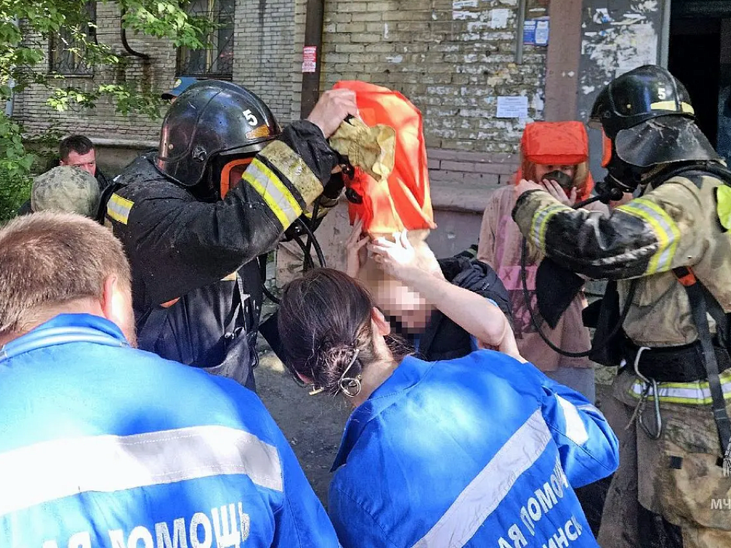 В Челябинске спасатели эвакуировали жителей пятиэтажки из-за пожара