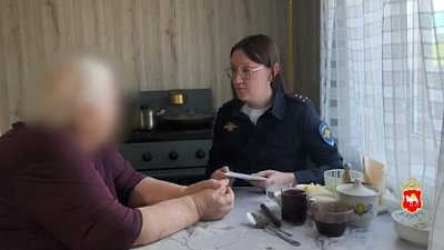 В Троицке полицейские задержали курьера мошенников и вернули пенсионерке 160 тысяч рублей