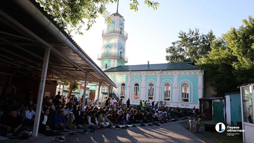 Тысячи мусульман собрались на утреннюю молитву в Курбан-байрам в Челябинске