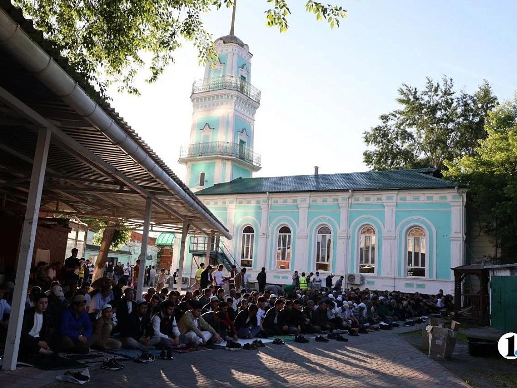 Тысячи мусульман собрались на утреннюю молитву в Курбан-байрам в Челябинске