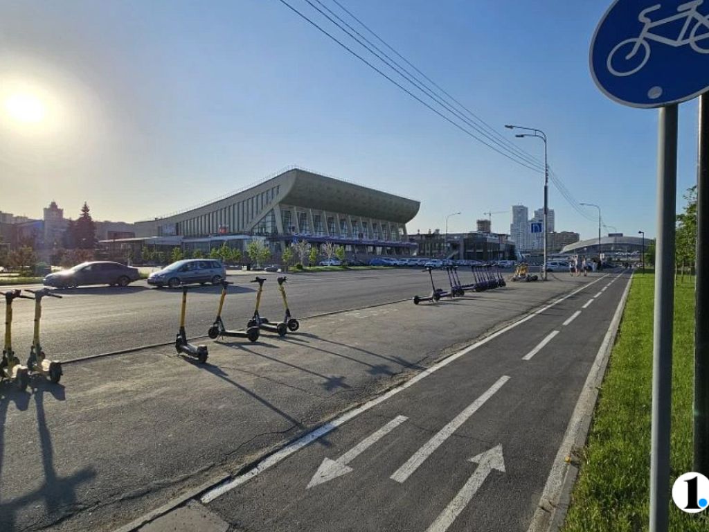 Челябинские тротуары разделят на зоны для пешеходов и самокатчиков