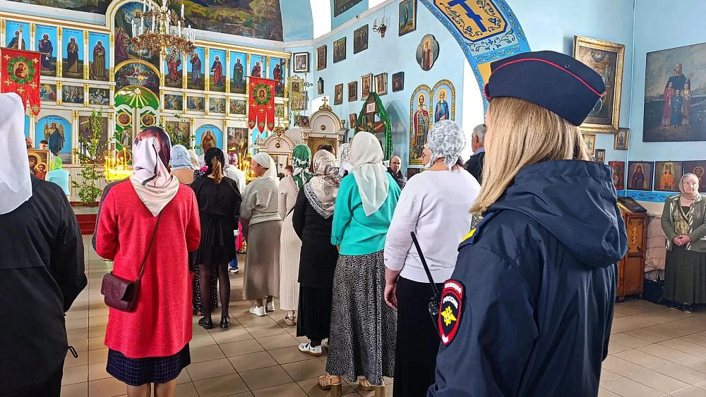 Свыше 12 тысяч южноуральцев посетили храмы в День Святой Троицы