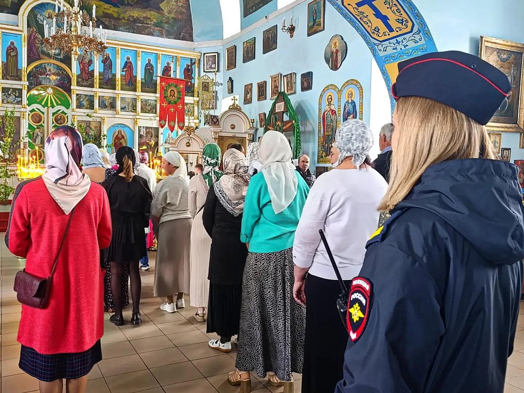Свыше 12 тысяч южноуральцев посетили храмы в День Святой Троицы