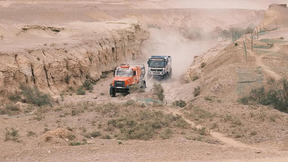 Гонщики URAL MOTORSPORT пришли на помощь соперникам в ралли Taklimakan