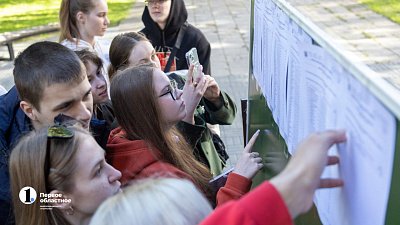 Выпускники приступили к сдаче ЕГЭ по истории, химии и литературе