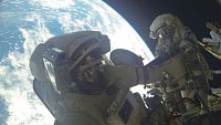 Российские космонавты устроили фотосессию за бортом МКС на фоне Земли