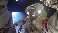 Российские космонавты устроили фотосессию за бортом МКС на фоне Земли