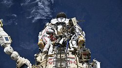Российские космонавты устроили фотосессию за бортом МКС на фоне Земли