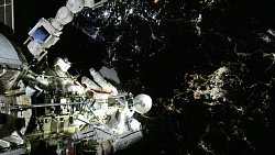 Российские космонавты устроили фотосессию за бортом МКС на фоне Земли