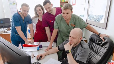 Онкологи восстановили челябинцу челюсть, используя кость колена