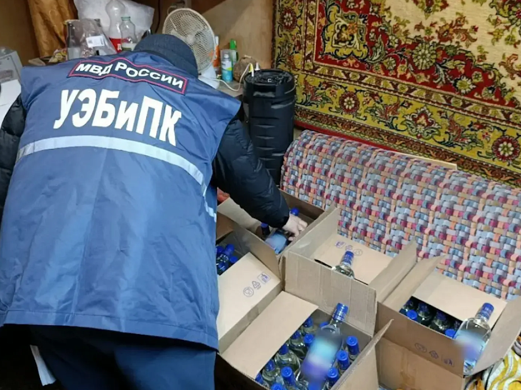 В гараже у челябинки нашли алкоголь и сигареты на 1,5 млн рублей