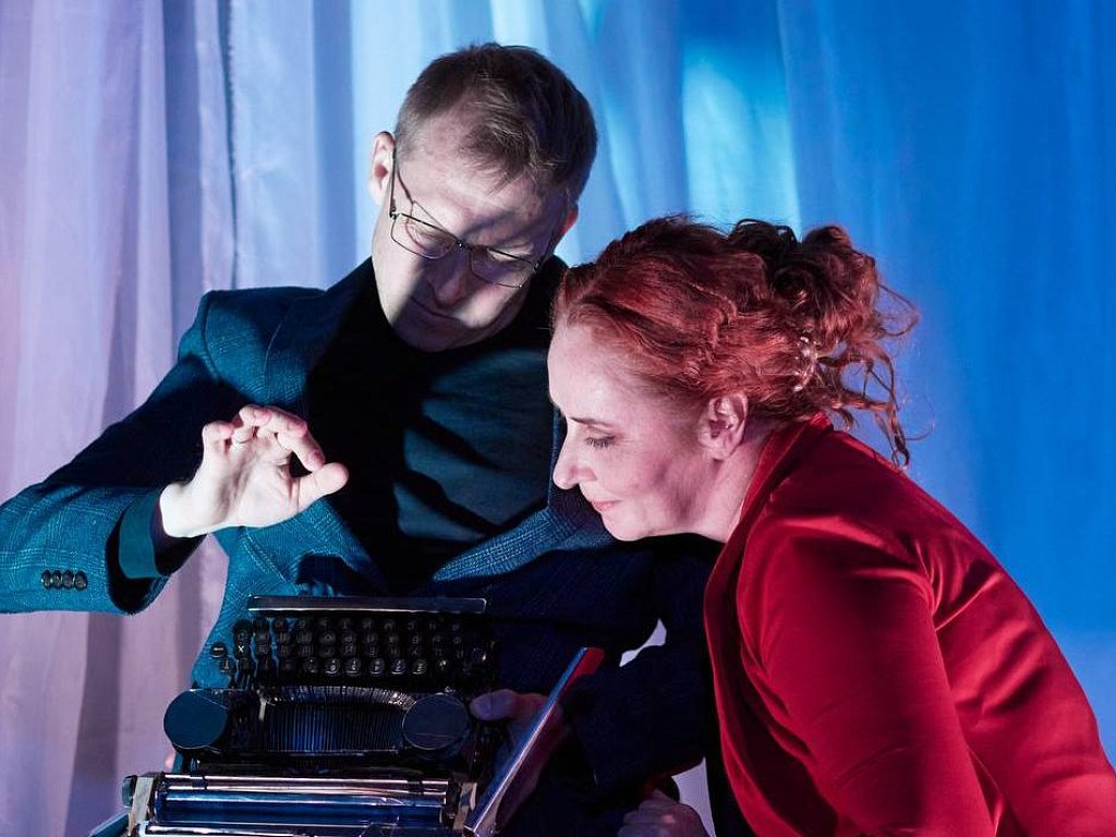Кровь, пишущая машинка и Born to Die: как в Челябинске поставили Стивена Кинга